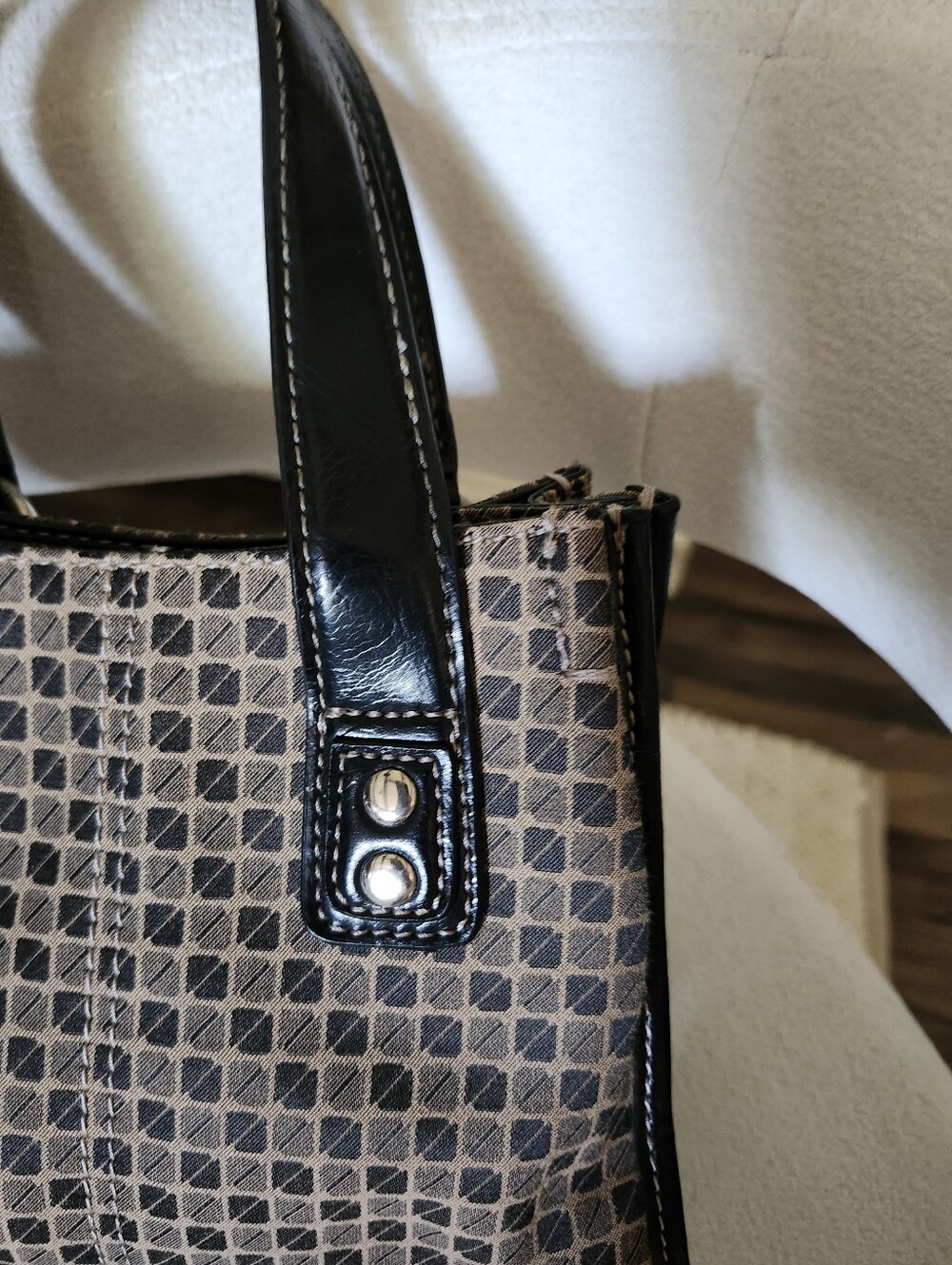 Liz Claiborne Structured Beige and Black Small Bag - Picture 2 of 8